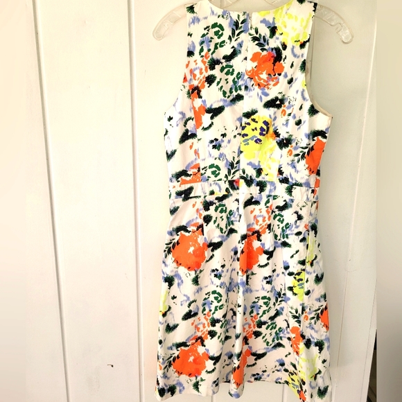 "Flirty and Fun: Gap Tall White Knee-Length Dress with Vibrant Multi-Colored Flo - Picture 2 of 9